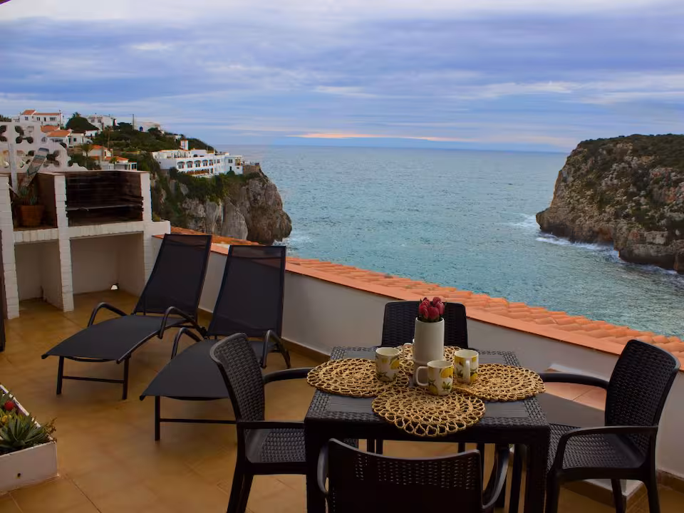 Cala Roman, alojamiento con vistas al mar en Menorca